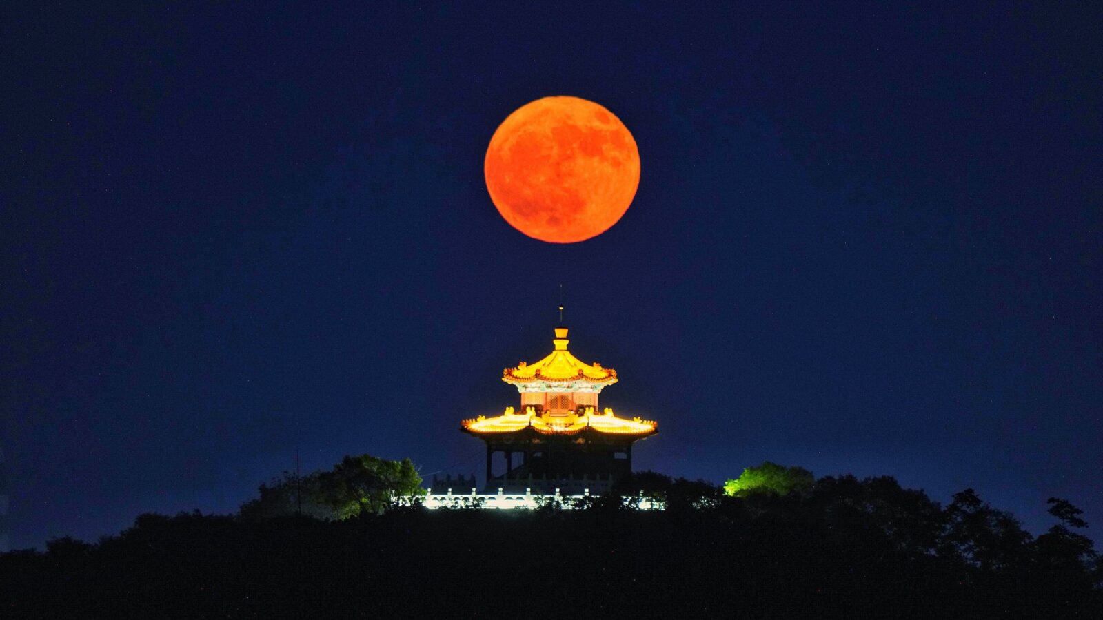 Astronomía: Luna de Fresa baja y dorada