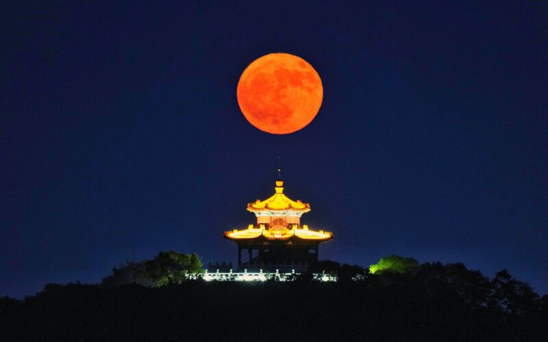 Astronomía: Luna de Fresa baja y dorada