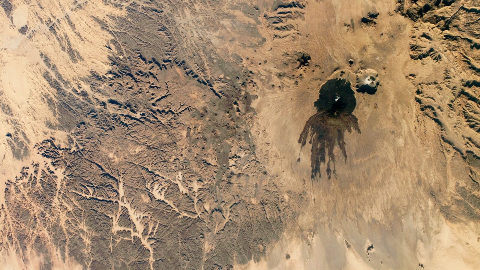 Tierra: lava antigua dibuja sombras en el Sahara