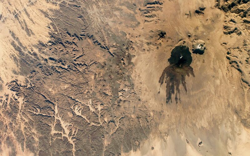 Tierra: lava antigua dibuja sombras en el Sahara