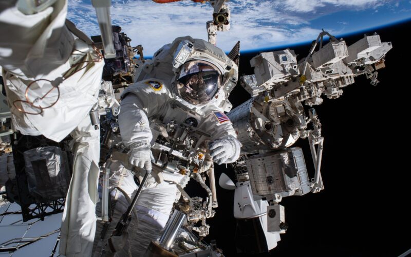 Espacio: Astronautas reparan el brazo Canadarm2
