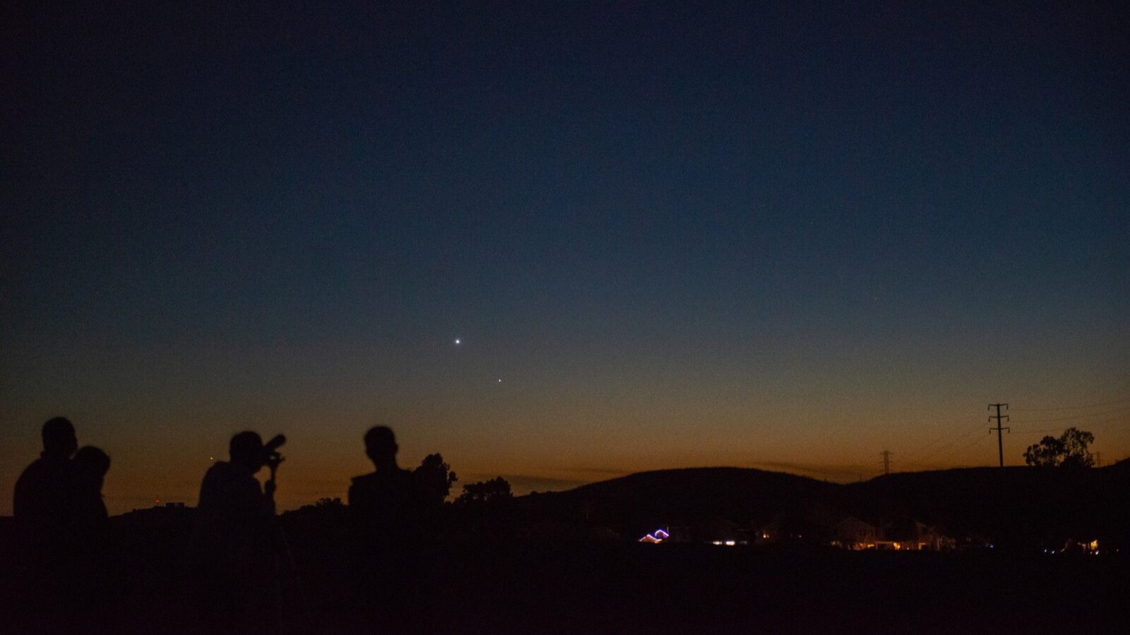 Astronomía: Luna, Marte y Pléyades al amanecer