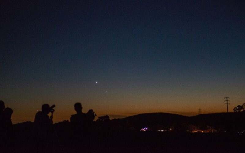 Astronomía: Luna, Marte y Pléyades al amanecer