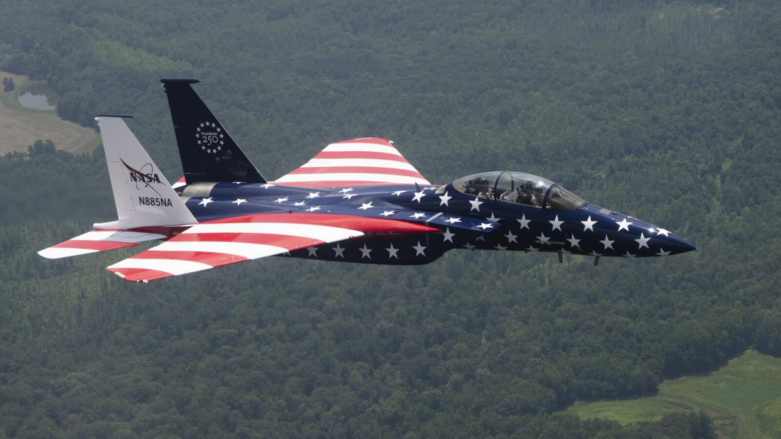 Tecnología: Aviones de NASA vuelan con colores conmemorativos