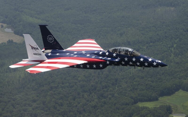 Tecnología: Aviones de NASA vuelan con colores conmemorativos