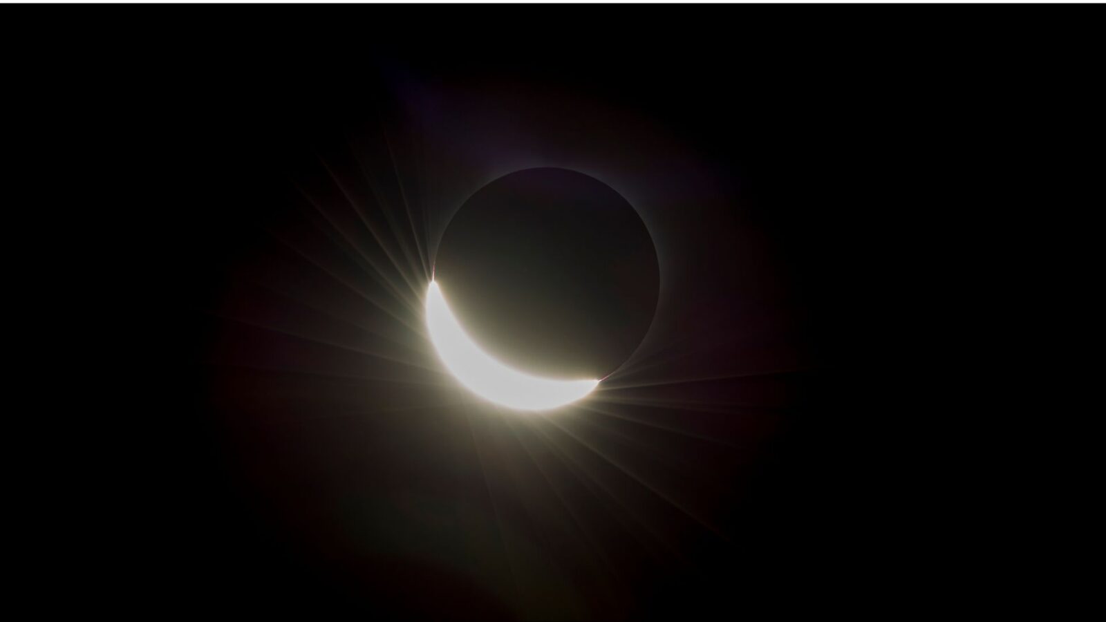 Astronomía: Eclipse total al ras del horizonte