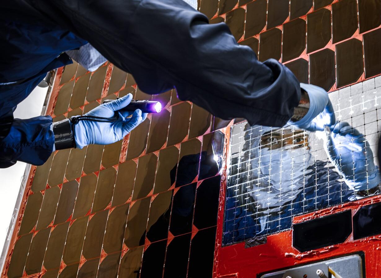 Espacio: Roman revisa sus paneles solares antes del lanzamiento