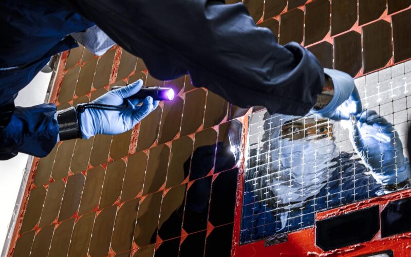 Espacio: Roman revisa sus paneles solares antes del lanzamiento
