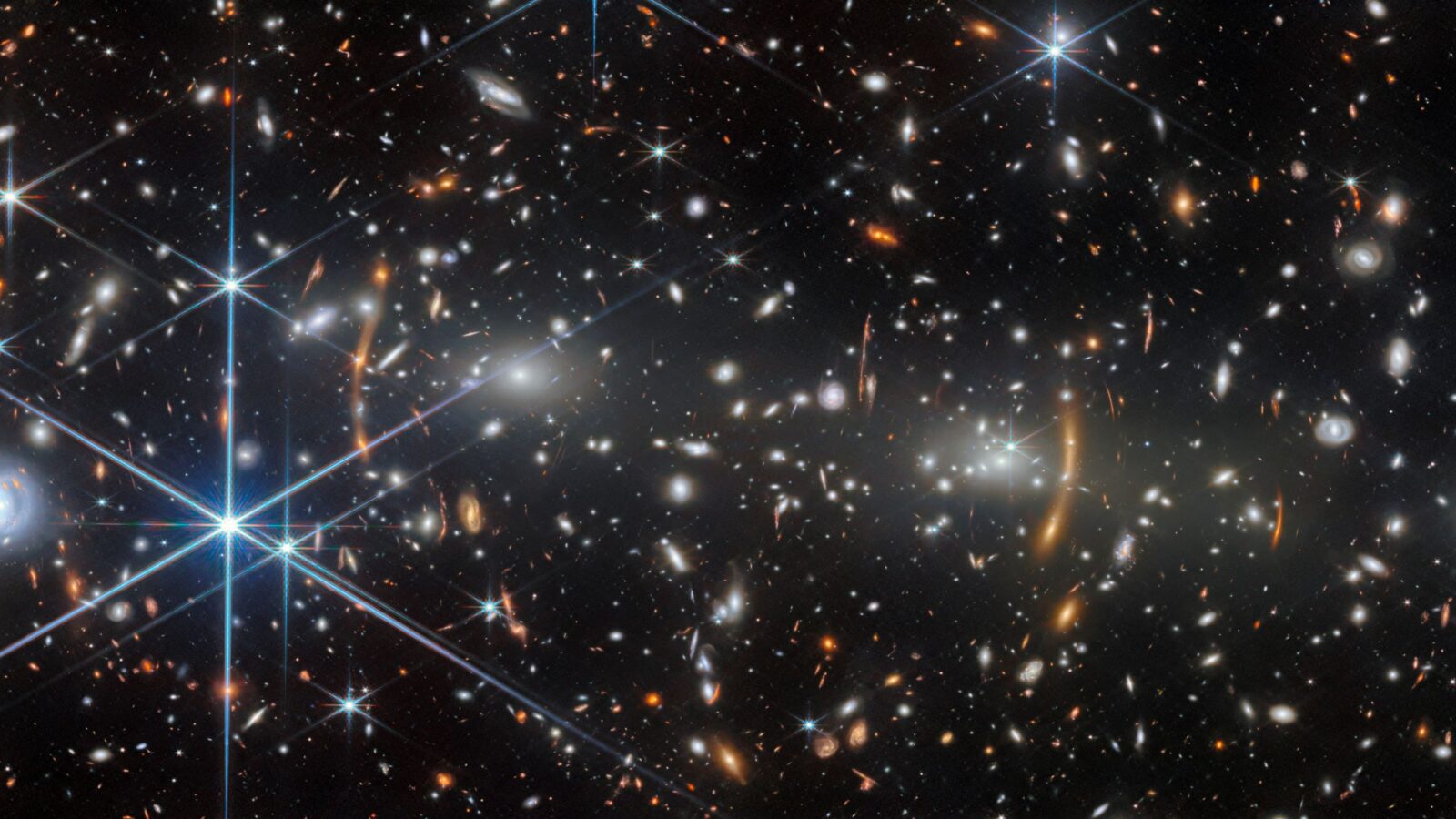 Espacio: Webb mira lejos con una lente cósmica