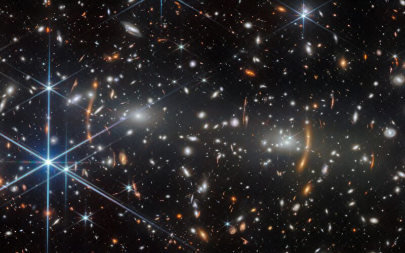 Espacio: Webb mira lejos con una lente cósmica