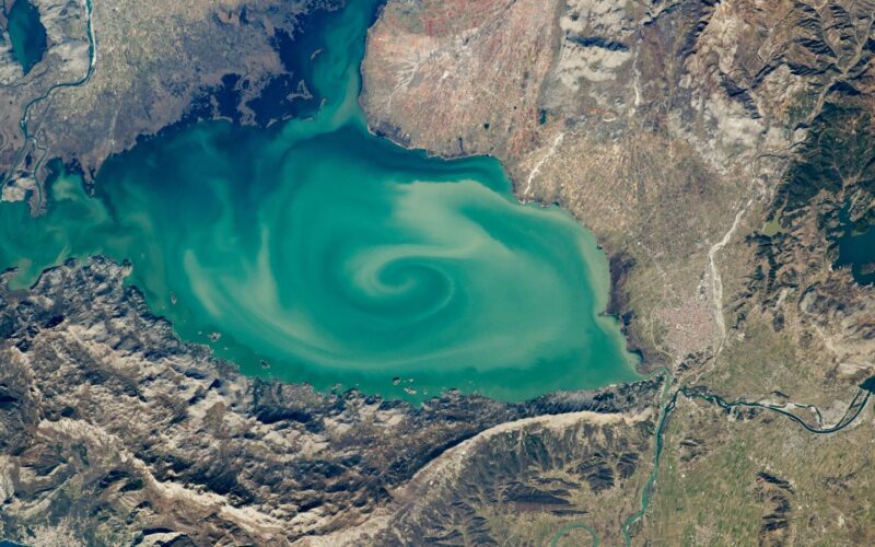 Tierra: Un vórtice verde lechoso desde la EEI