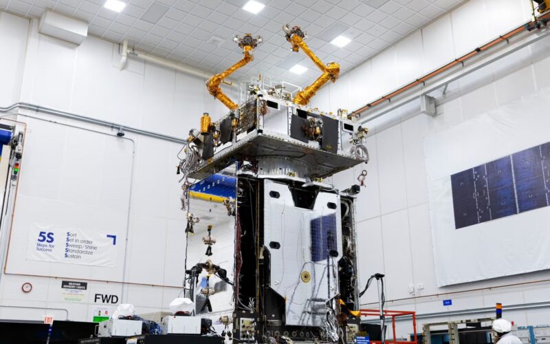 Espacio: Un “taller” robótico rumbo a GEO
