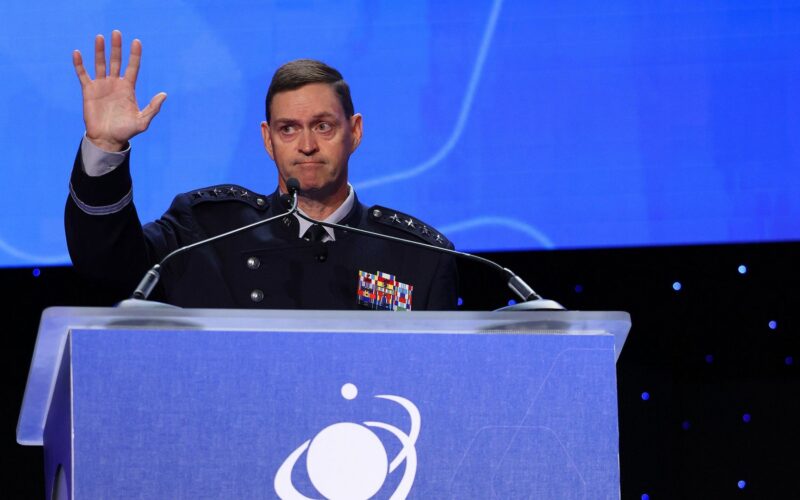 Espacio: Saltzman advierte sobre guerra orbital