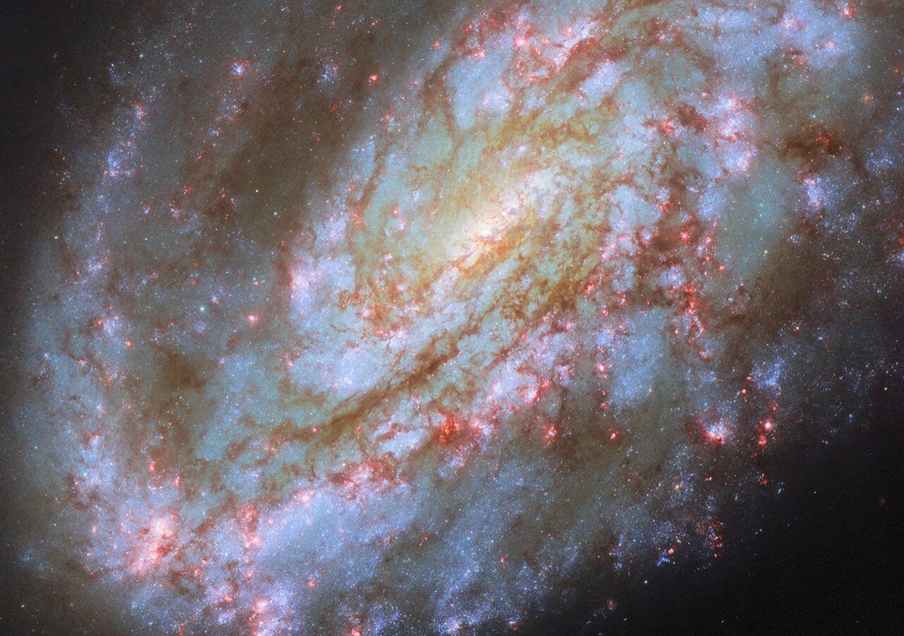 Astronomía: Una espiral moldeada por el cúmulo