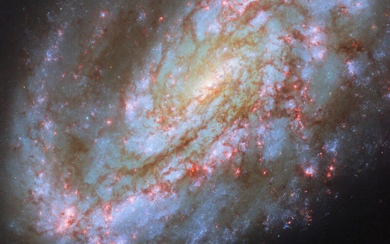 Astronomía: Una espiral moldeada por el cúmulo