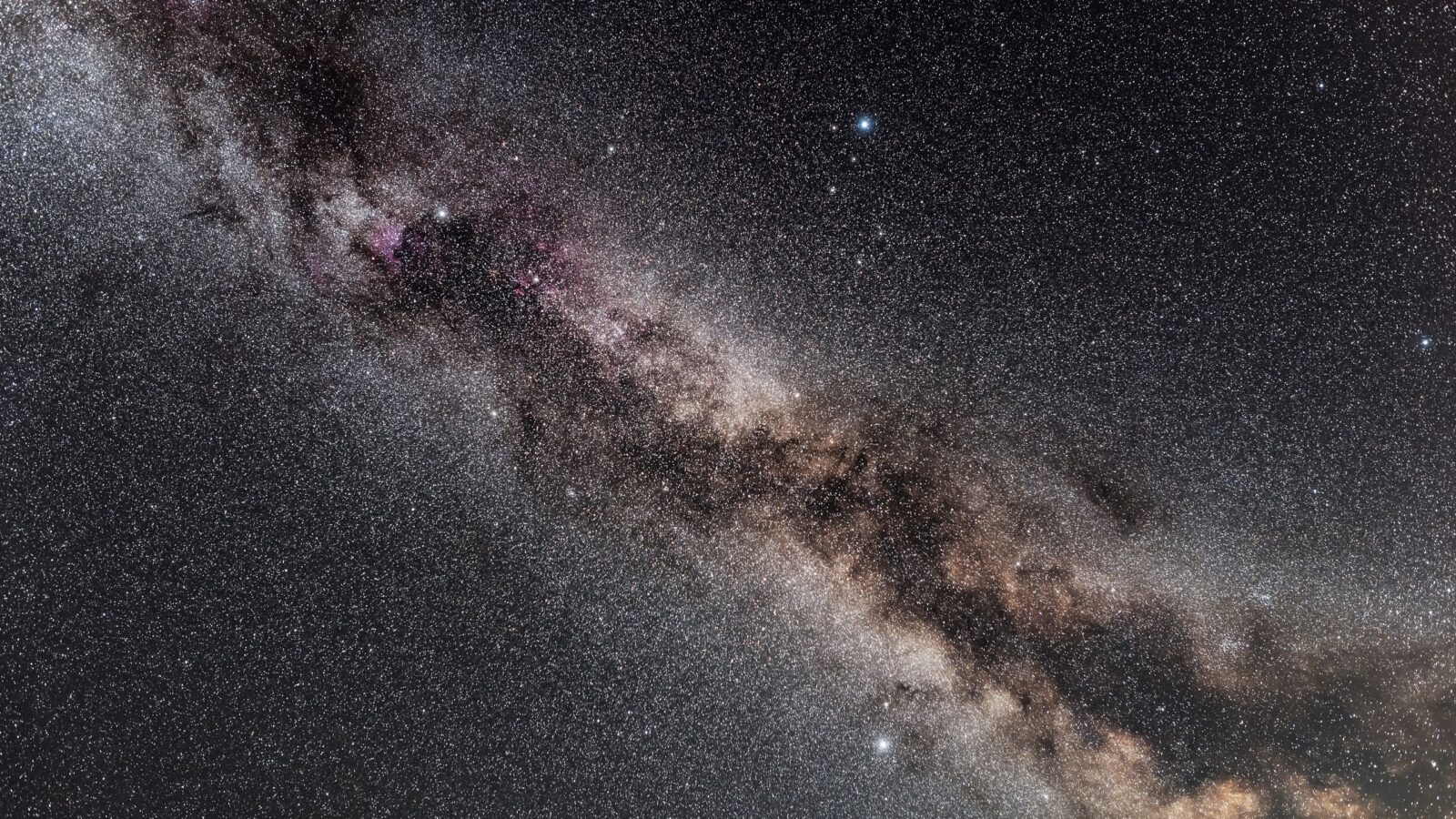 Espacio: Tres estrellas para orientarte en verano