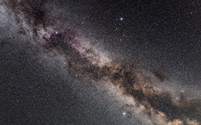 Espacio: Tres estrellas para orientarte en verano