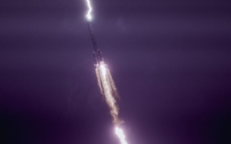 Espacio: Un rayo golpea un cohete chino en vuelo