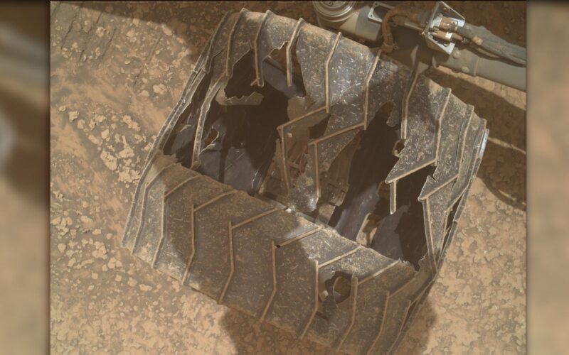 Espacio: Curiosity revisa una rueda agrietada en Marte