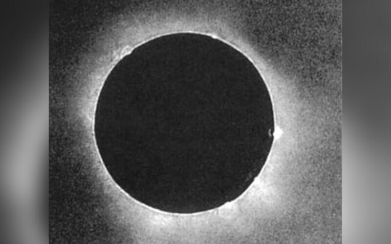 Astronomía: La primera foto de un eclipse total