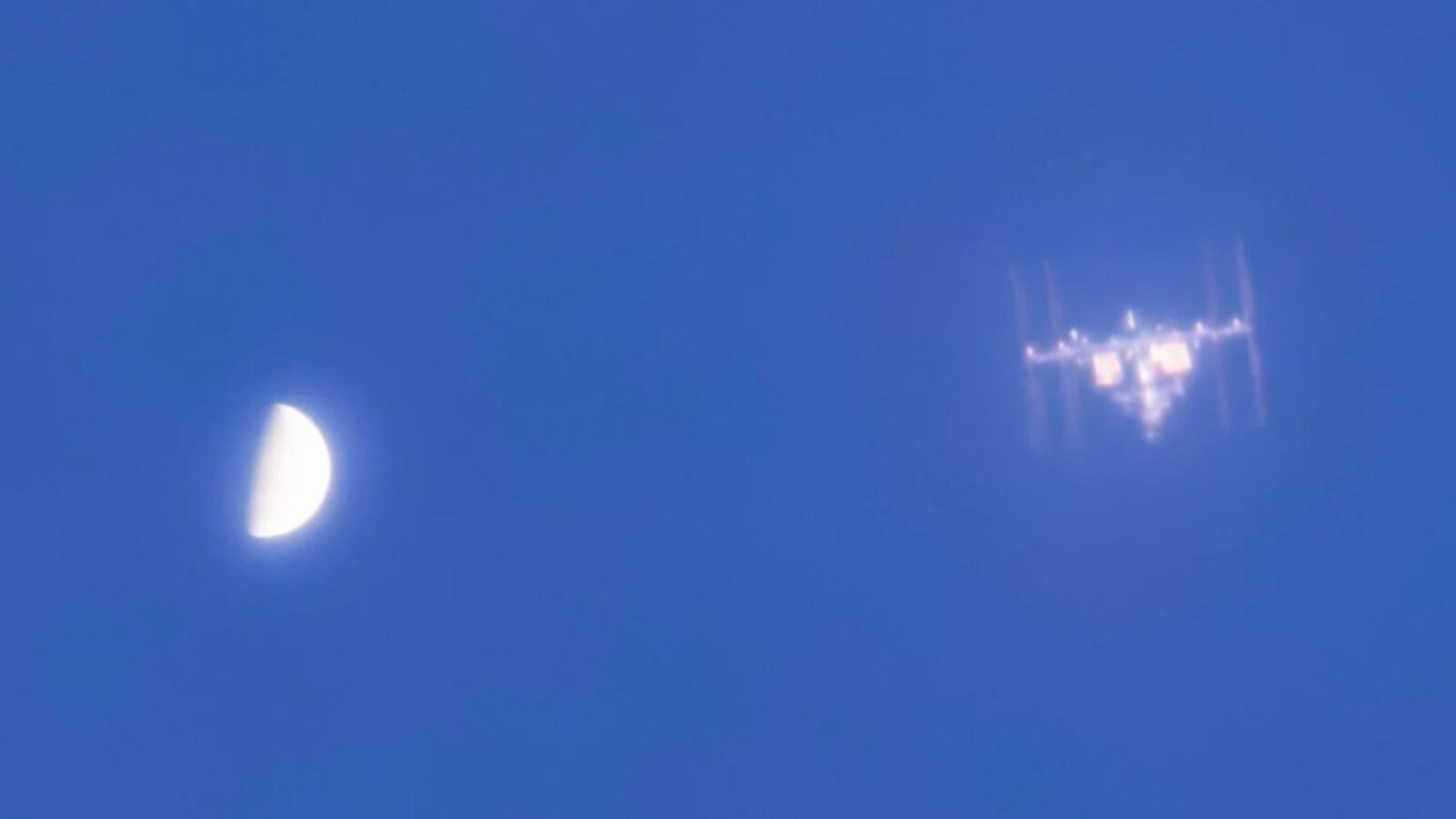 Espacio: La ISS se alinea con Venus de día