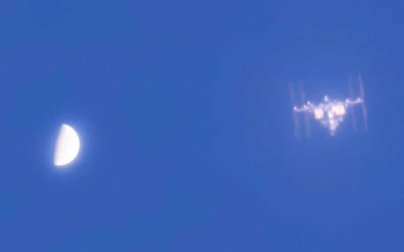Espacio: La ISS se alinea con Venus de día