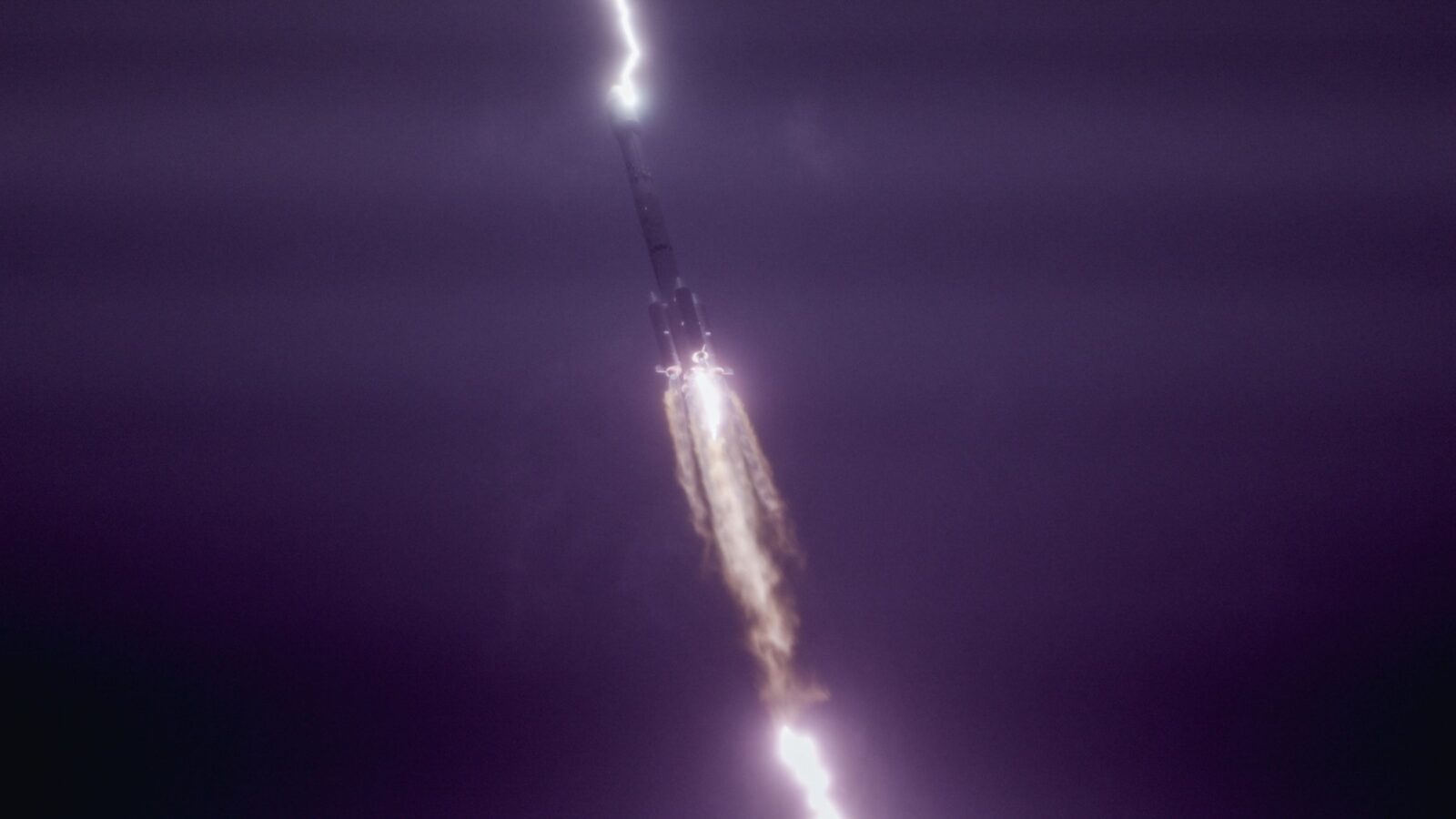 Espacio: un rayo golpea un cohete chino en pleno ascenso