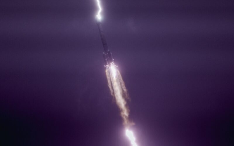 Espacio: un rayo golpea un cohete chino en pleno ascenso