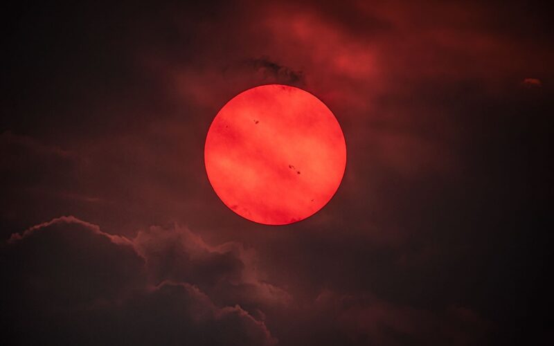 Astronomía: El Sol rojo tras humo de incendios