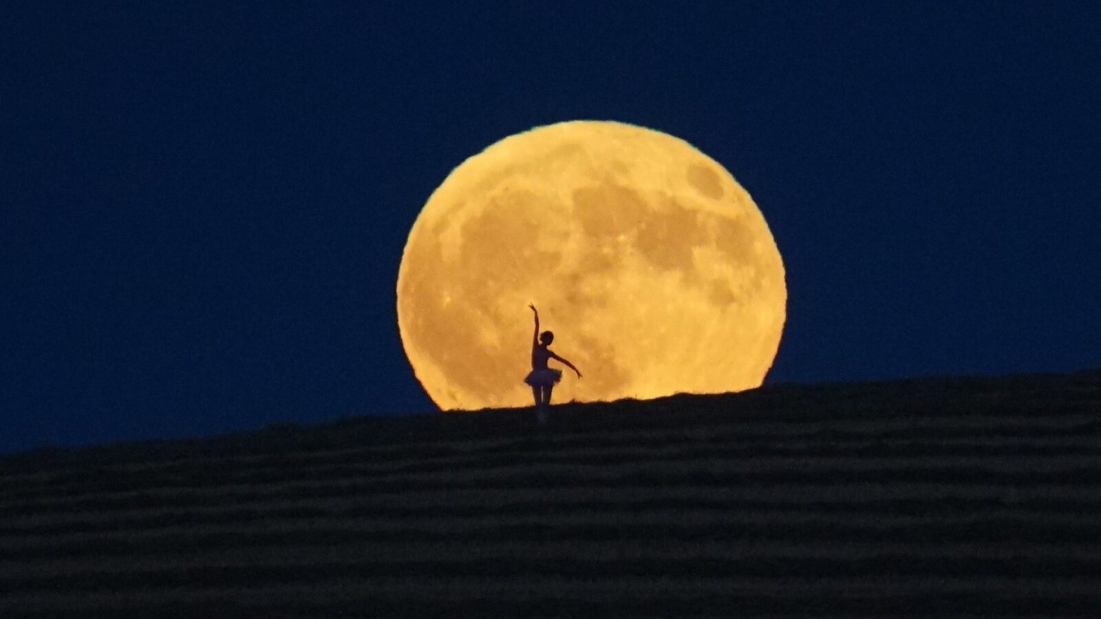 Astronomía: La Luna del Ciervo cruza ciudades y fuego