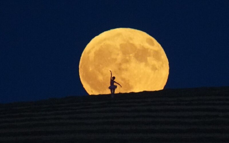 Astronomía: La Luna del Ciervo cruza ciudades y fuego