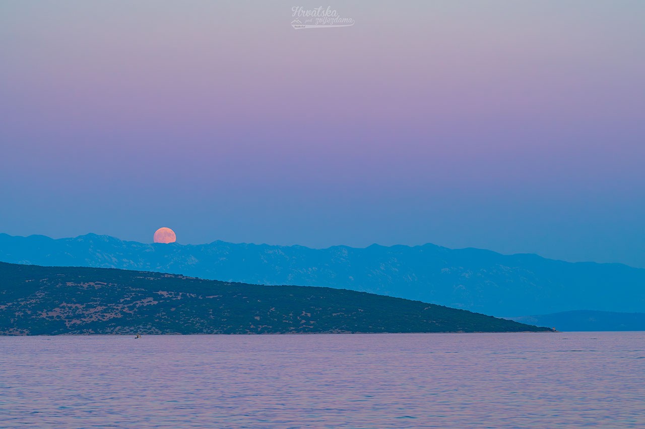 Astronomía: La Luna llena entre sombra y luz