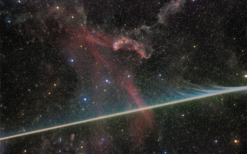 Espacio: Un meteoro cruza la Nebulosa de Lacerta