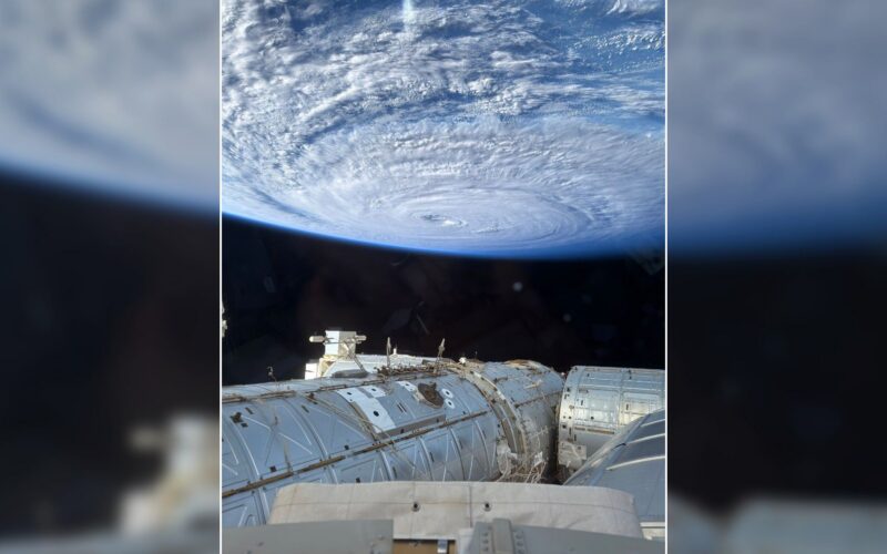 Tierra: Un tifón gira bajo la ISS