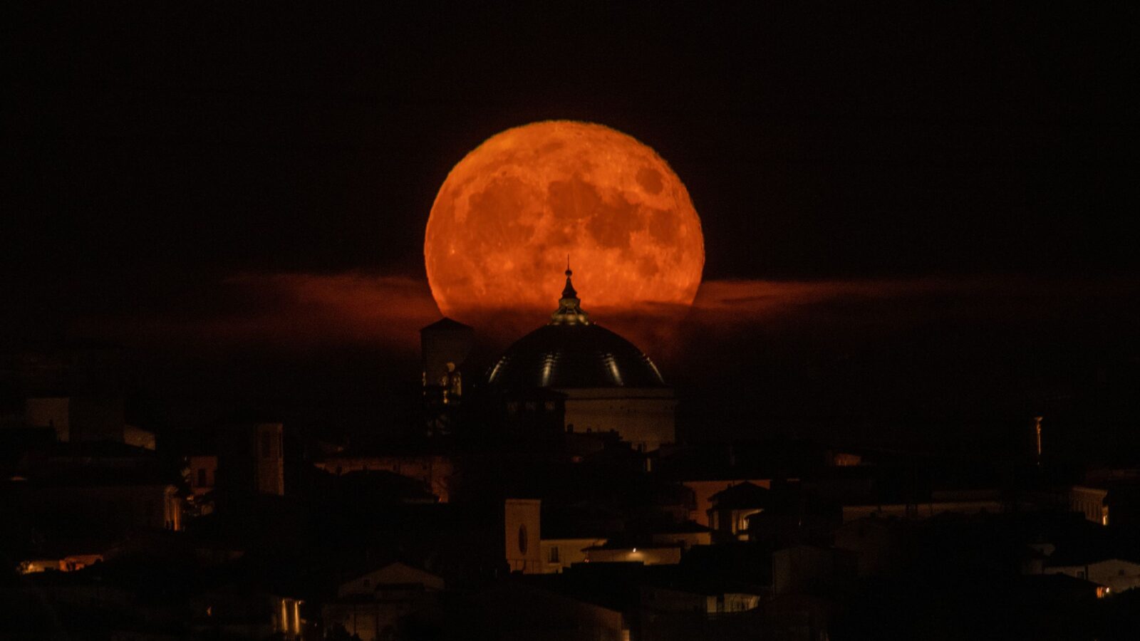Espacio: Luna del Esturión con eclipse