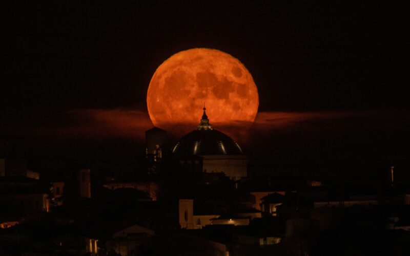 Espacio: Luna del Esturión con eclipse
