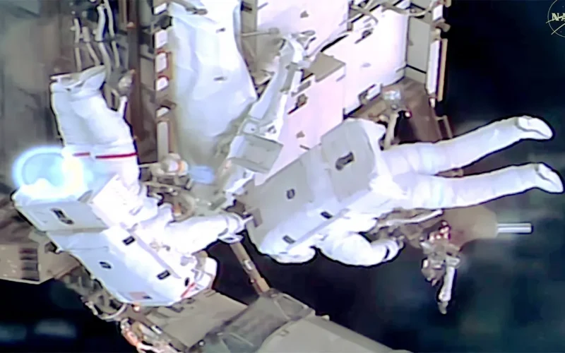 Espacio: Dos astronautas preparan nueva energía para la ISS