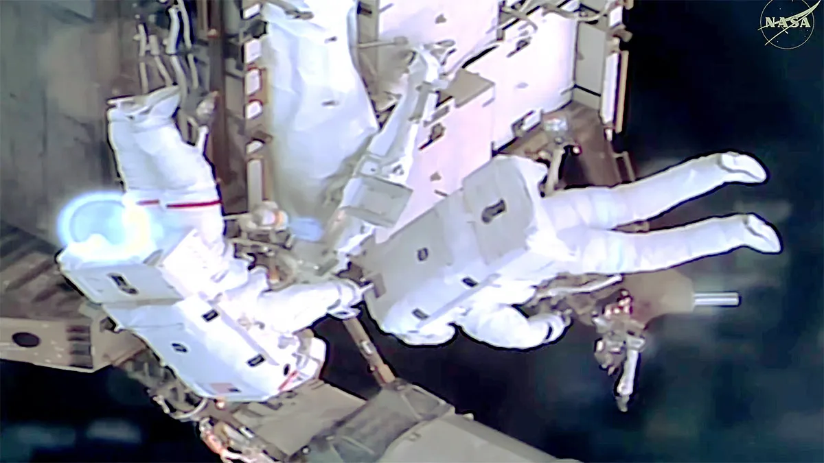 Espacio: Dos astronautas preparan nueva energía para la ISS
