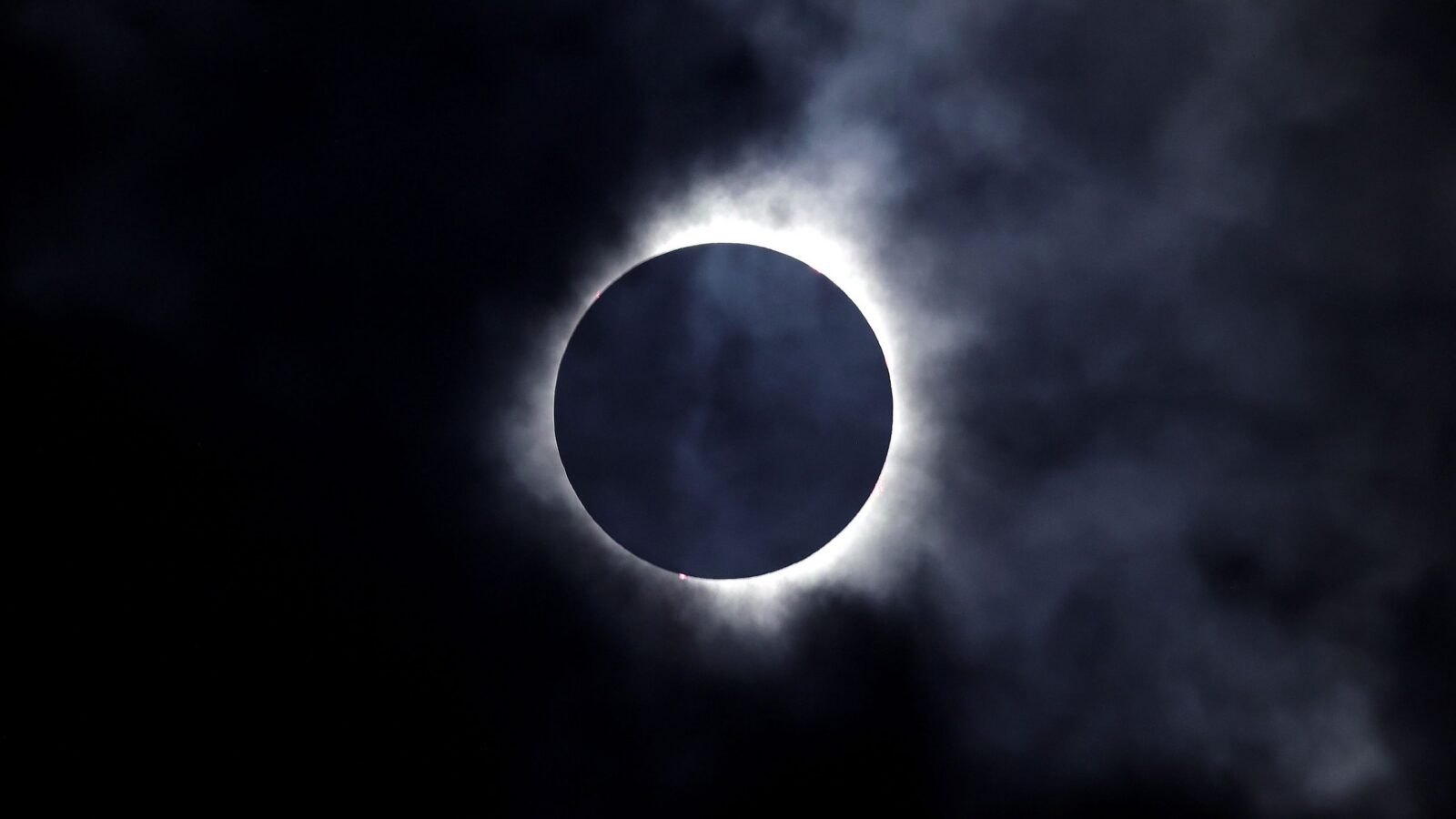 Espacio: Las nubes no arruinan el eclipse