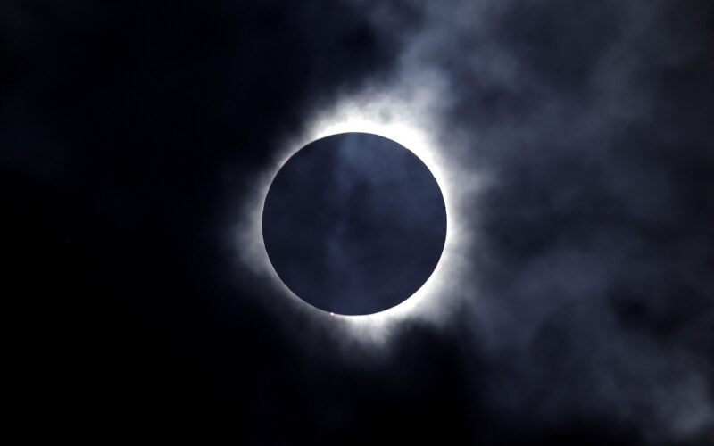Espacio: Las nubes no arruinan el eclipse
