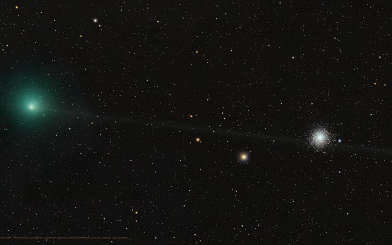 Espacio: Un cometa junto a un cúmulo estelar