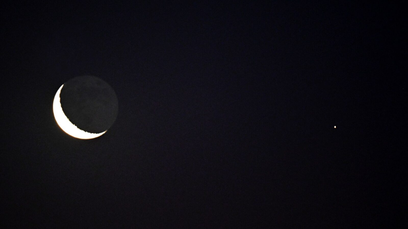 Astronomía: Luna creciente y Marte, juntos antes del amanecer