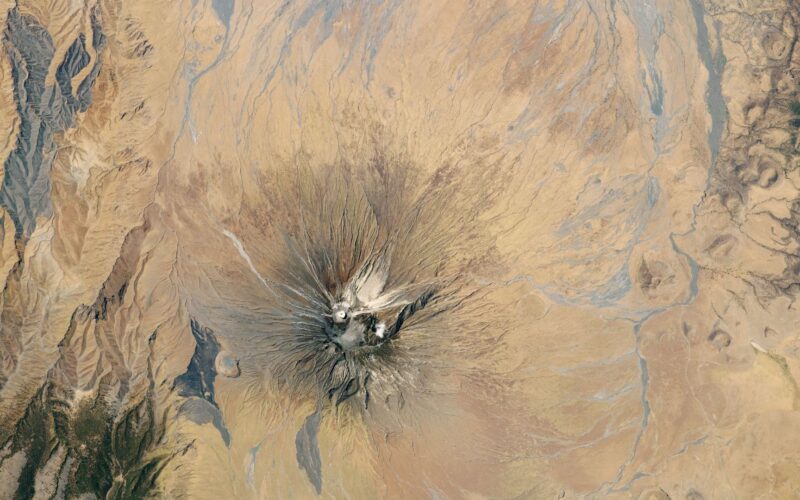 Tierra: El volcán tanzano de lava pálida y veloz