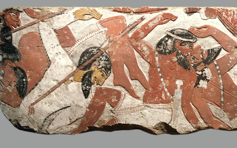 Arqueología: Un faraón arrolla enemigos en un relieve