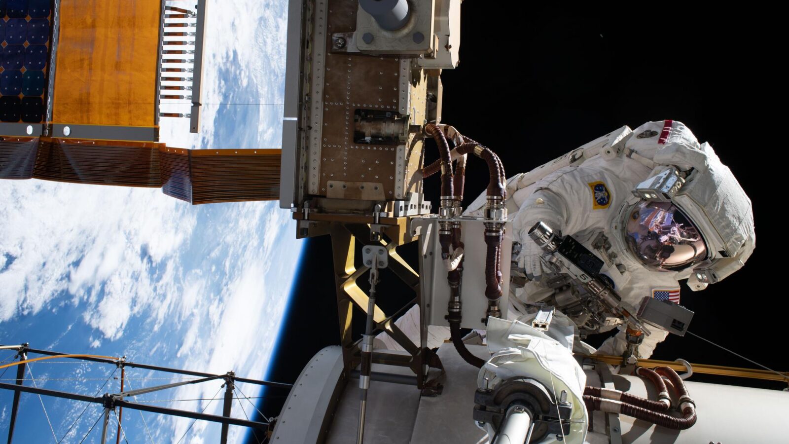 Espacio: Revisan venas y trajes antes de una caminata espacial