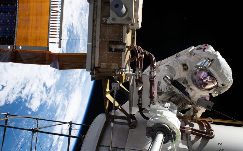 Espacio: Revisan venas y trajes antes de una caminata espacial