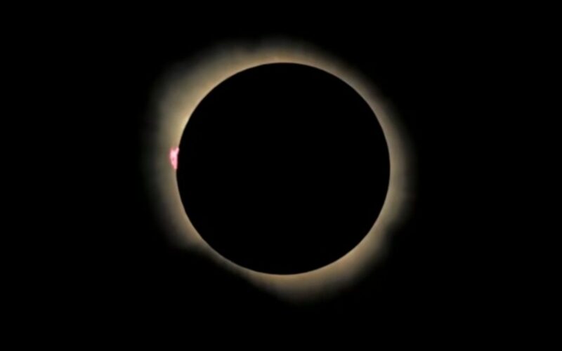 Espacio: La corona emerge durante el eclipse