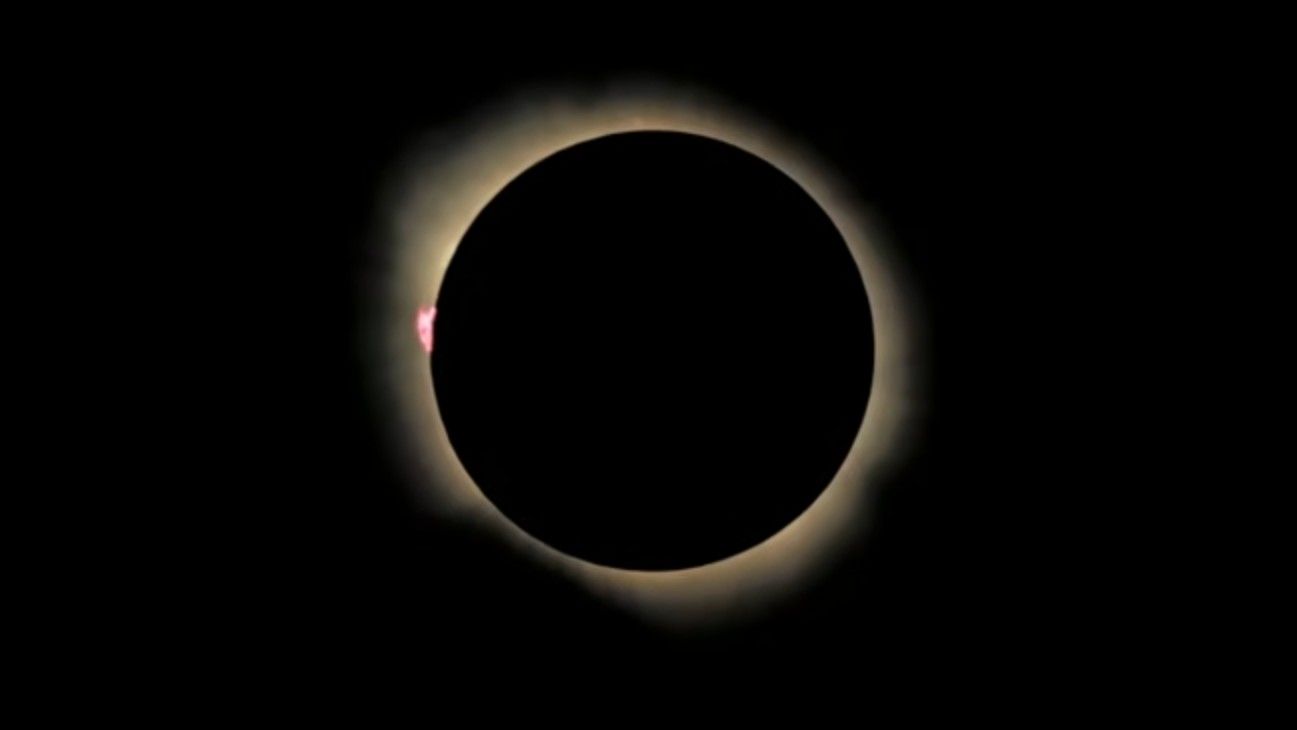 Espacio: La corona emerge durante el eclipse