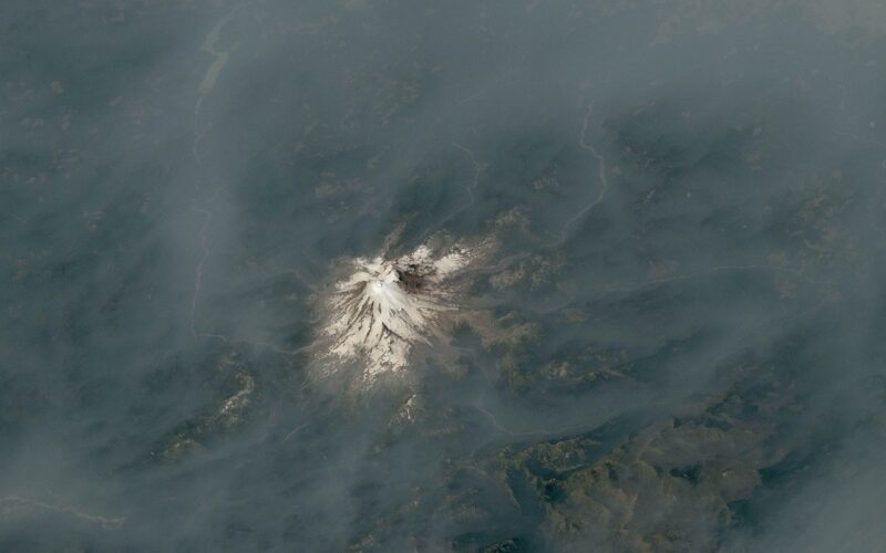 Tierra: Humo entre volcanes de las Cascadas
