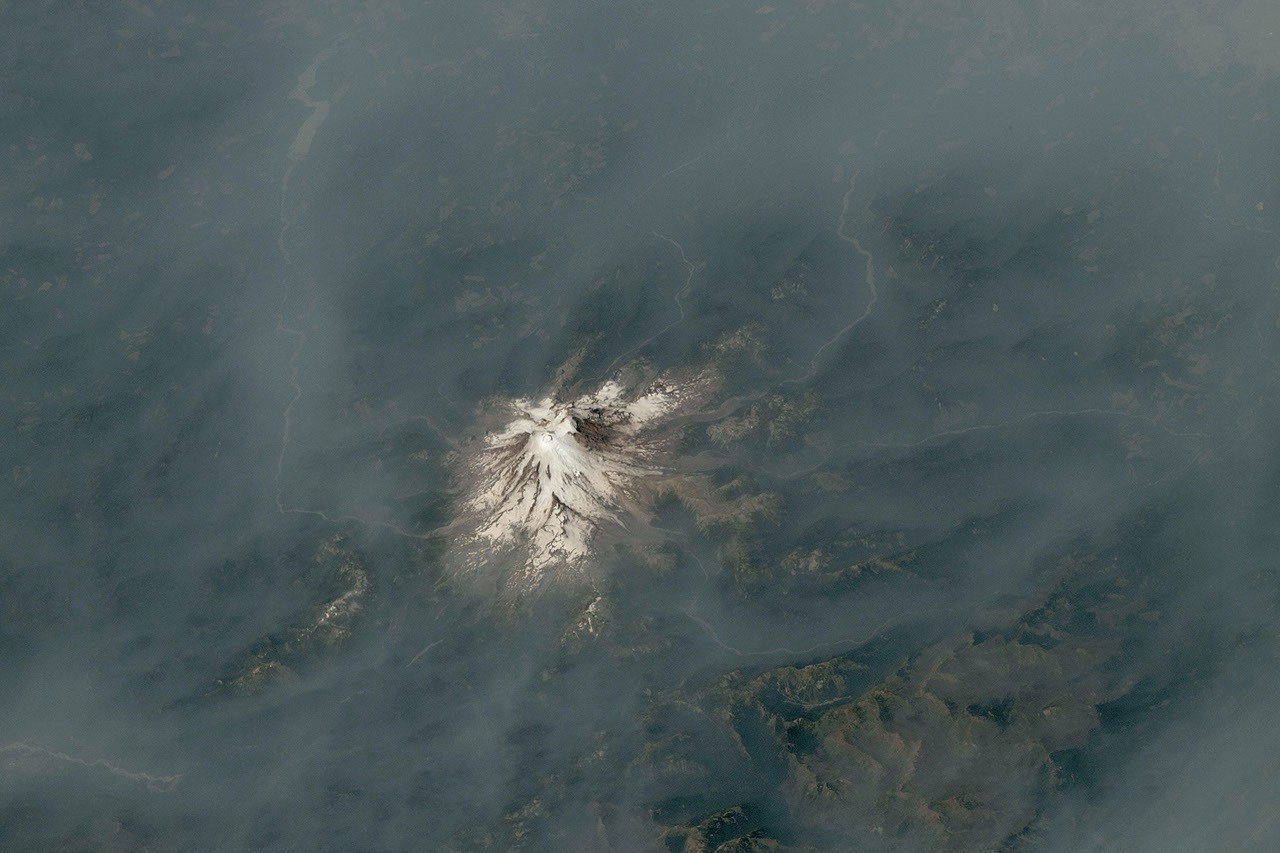 Tierra: Humo entre volcanes de las Cascadas